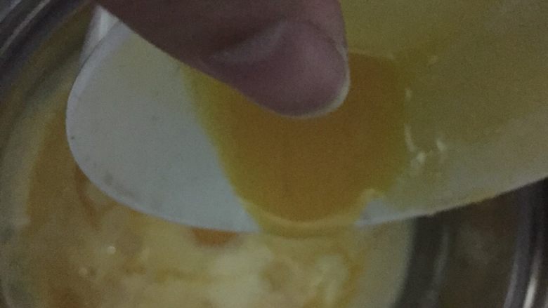 葡式蛋挞,把蛋黄搅拌均匀后加入自然冷却的奶液里，边倒边搅拌