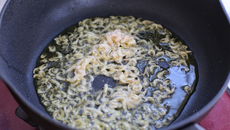 虾皮炖南瓜,锅中放适量食用油烧热后,倒入虾皮炒出香味