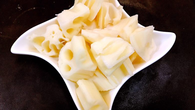 见证一杯热饮的治愈力，能温暖整个寒冬,去皮切小块。