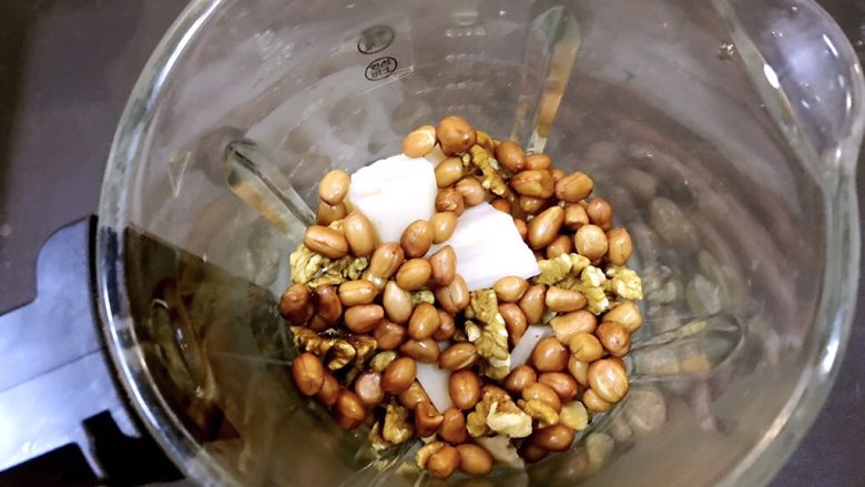 见证一杯热饮的治愈力，能温暖整个寒冬,加入花生米。