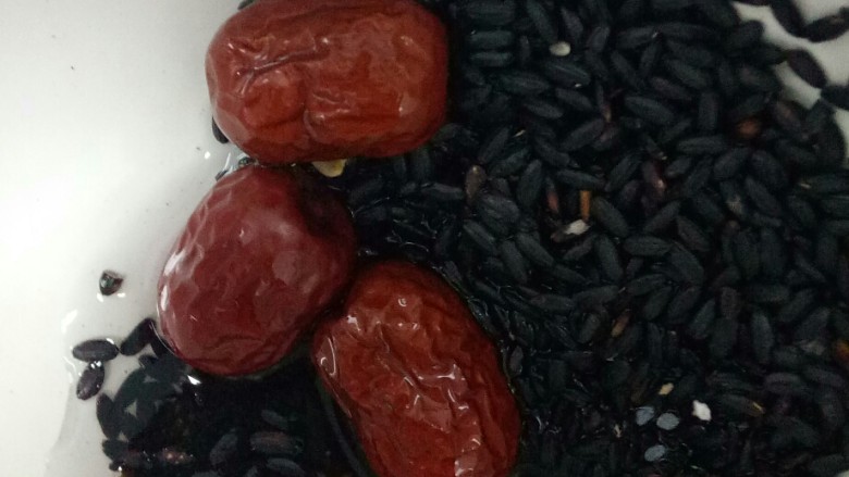黑米粥,<a style='color:red;display:inline-block;' href='/shicai/ 496'>黑米</a>、<a style='color:red;display:inline-block;' href='/shicai/ 2470'>红枣</a>洗净。