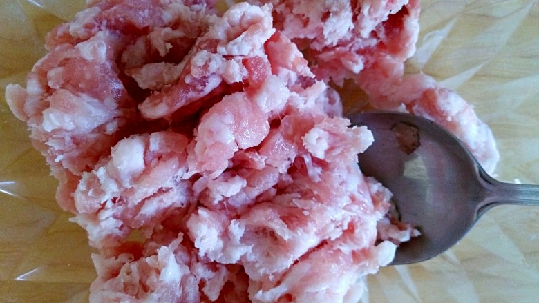 糖醋菜+糖醋茄盒,<a style='color:red;display:inline-block;' href='/shicai/ 34374'>猪肉馅</a>置于空碗
朵妈选用的是五花肉馅,不喜欢吃肥肉可以选用里脊肉