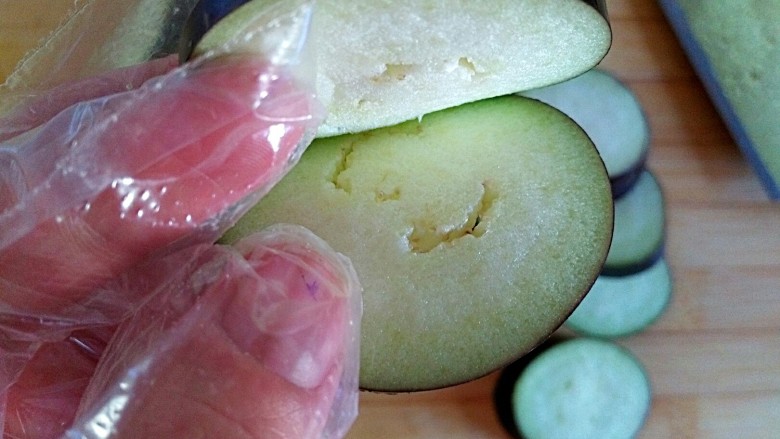 糖醋菜+糖醋茄盒,<a style='color:red;display:inline-block;' href='/shicai/ 6573'>长茄子</a>洗净,斜切成厚度约1厘米的厚片,即
切第一刀时不要切断,第二刀切断,以此类推手法将整个茄子切好
