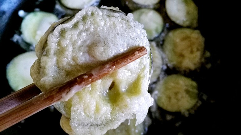 糖醋菜+糖醋茄盒,起油锅,下茄盒小火炸