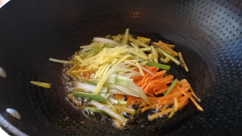 干炸葱香溜大虾,锅底留油加入葱丝,姜丝,胡萝卜丝翻炒出香味