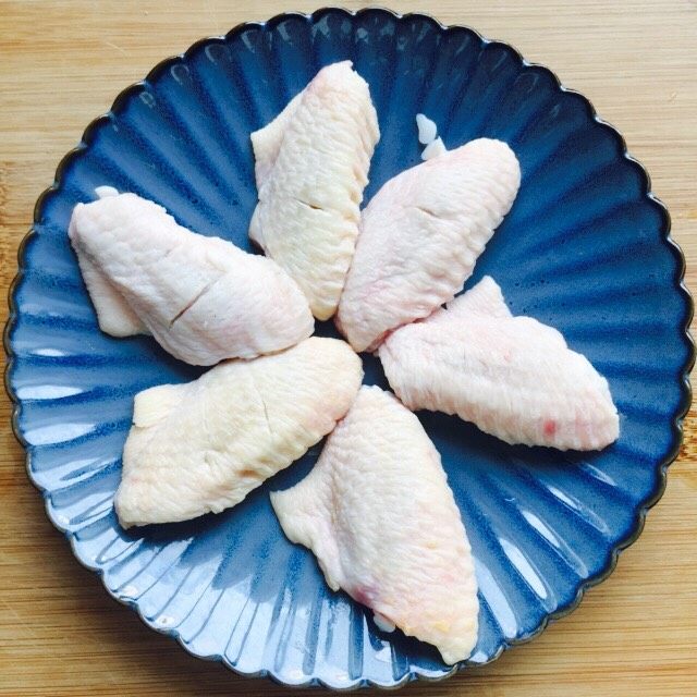 #糖醋菜#鸡中翅,鸡中翅两面各切两刀,一小勺的盐腌制十分钟