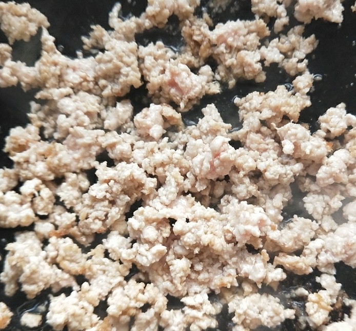 肉末土豆泥,准备热锅热油,放入肉末翻炒至变色