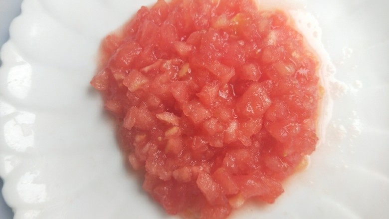 肉末土豆泥,在蒸土豆的同时准备其它材料,<a style='color:red;display:inline-block;' href='/shicai/ 3551'>西红柿</a>去皮,剁末
