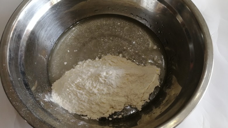 不回缩的纸杯蛋糕,放入低粉,盐采用z字形搅拌。