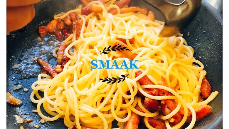 Spaghetti Carbonara,加入煮好的意面，可以加入二勺煮面汤