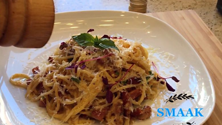 Spaghetti Carbonara,最后一步撒上一点点黑胡椒