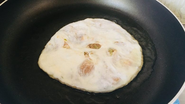 香酥羊肉馅儿饼,油锅烧热,多放一些油,放入擀好的饼
