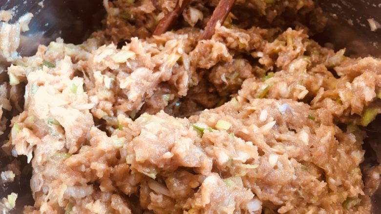 香酥羊肉馅儿饼,葱切碎,将所有调料倒入搅拌均匀
