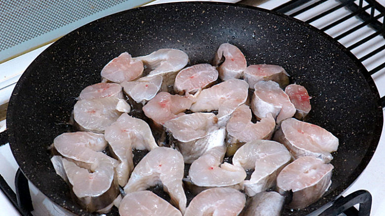下饭菜【红烧蒜香鳗鱼】,炒锅内再加少量油,下鳗鱼。鳗鱼油脂含量很高,不用放过多的油