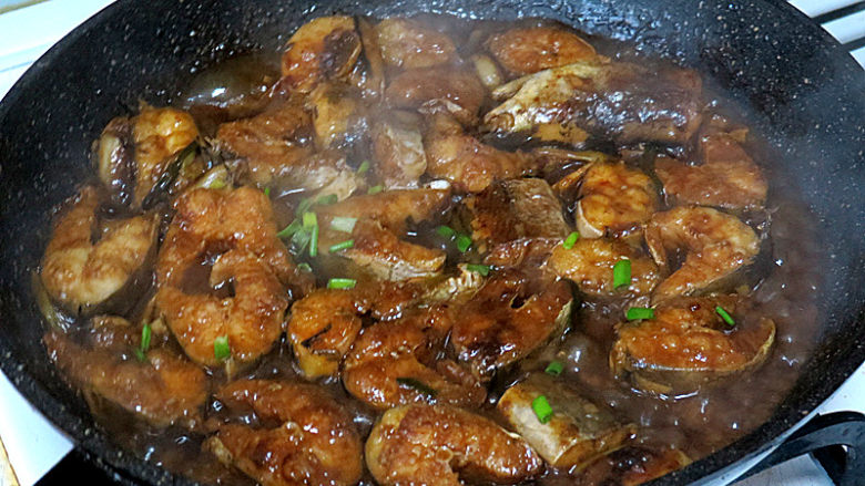 下饭菜【红烧蒜香鳗鱼】,转开大火收干汤汁,撒上葱花