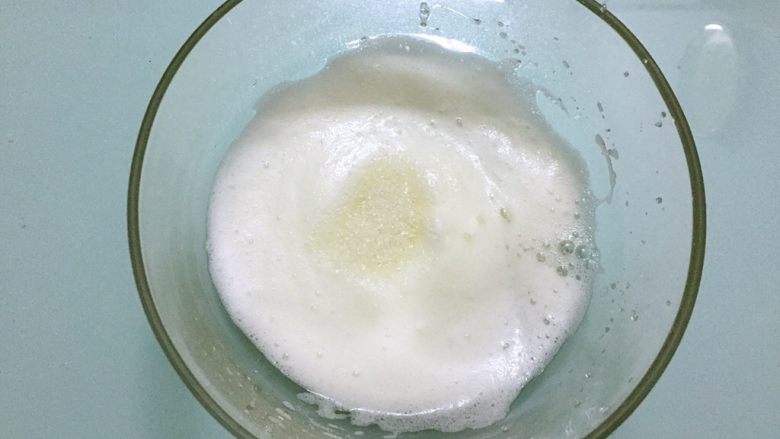 蛋白糖,打发至浓密泡沫,再加入三分之一白糖