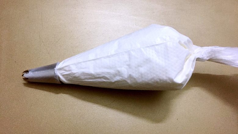 蛋白糖,裱花袋装入裱花嘴,再把蛋白霜装入裱花袋中