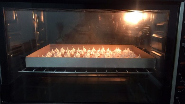 蛋白糖,放入预热好的烤箱,上下火90度(我是以烤箱温度计为准),中层60分钟,再焖5-10分钟再取出