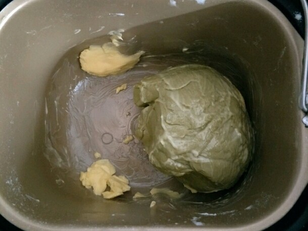 最爱面包+抹茶麻薯软欧,揉一个程序后加入软化的黄油揉到扩展阶段,可以扯出不易破裂的略透明薄膜