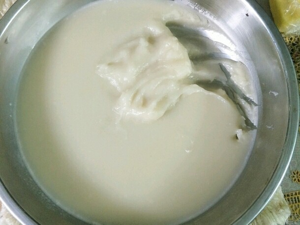 最爱面包+抹茶麻薯软欧,锅里水烧开,包住保鲜膜上锅蒸15分钟,蒸到麻薯凝固即可