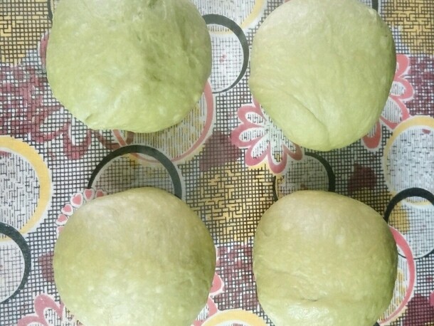 最爱面包+抹茶麻薯软欧,发酵好的抹茶面团排气均分成4份,滚圆盖住保鲜膜松弛15分钟