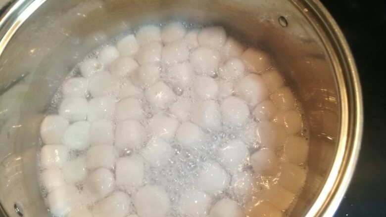 香芋芋圆糖水,拿出这一部分来煮(开水再放芋圆),吃不完的其他放冰箱冷藏好了