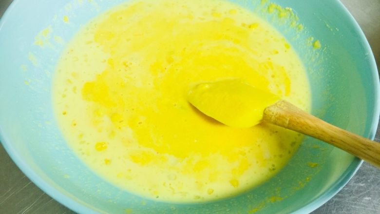 玉米🌽面包🍞,要耐心的调均匀 不要有粉粒 这个时候烤箱预热