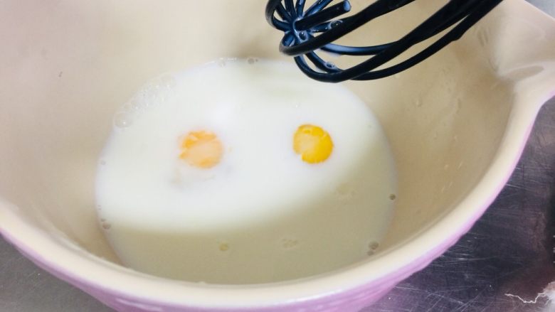 玉米🌽面包🍞,静置好的牛奶中 加入<a style='color:red;display:inline-block;' href='/shicai/ 9'>鸡蛋</a>