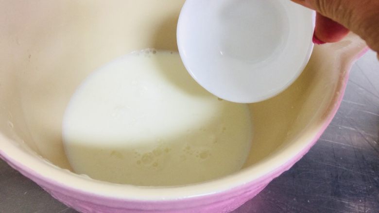 玉米🌽面包🍞,<a style='color:red;display:inline-block;' href='/shicai/ 219'>牛奶</a>中加入<a style='color:red;display:inline-block;' href='/shicai/ 715'>白醋</a> 