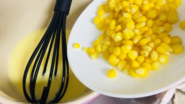 玉米🌽面包🍞,加入<a style='color:red;display:inline-block;' href='/shicai/ 140922'>熟玉米粒</a>