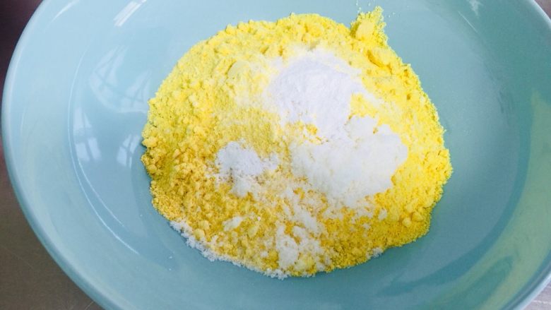 玉米🌽面包🍞,玉米粉 <a style='color:red;display:inline-block;' href='/shicai/ 702'>泡打粉</a> 小苏打 <a style='color:red;display:inline-block;' href='/shicai/ 3729'>白糖</a> 到入大碗中