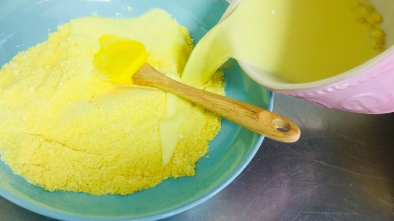 玉米🌽面包🍞,调好的牛奶倒入粉中