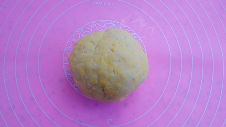 自制磨牙棒,加入黄油揉成面团,这个时候面团比较干,多揉一会儿