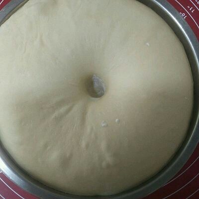 蜜豆椰蓉吐司,第二天早上取出,用手指沾点面粉在面团上插个小洞,小洞不回缩不塌陷即一发完成
