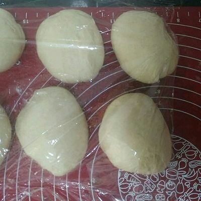 蜜豆椰蓉吐司,取出面团排气,分剂,大约每个180克左右,盖保鲜膜松弛15分钟