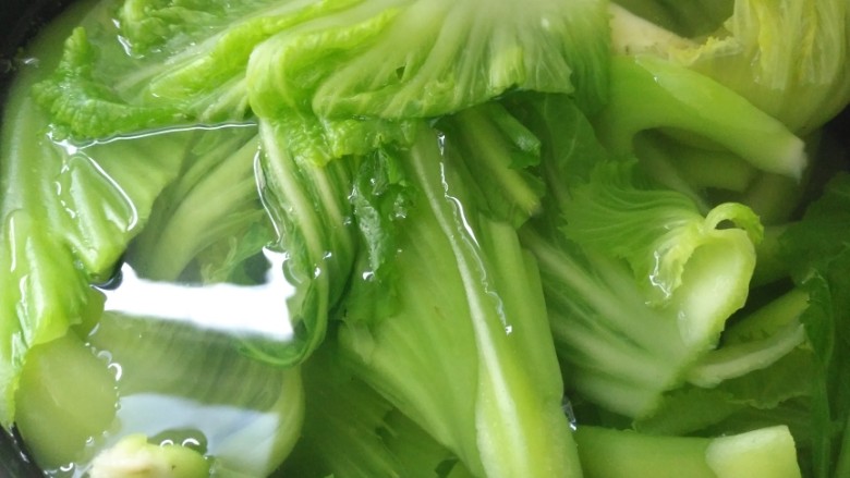 酸甜(糖醋)芥菜,煮一大锅开水,水开后关火!把沥了水的菜,倒入开水锅里,翻一下,菜变了碧绿,捞出来,很快的过程,放入冰水过一下冷河。