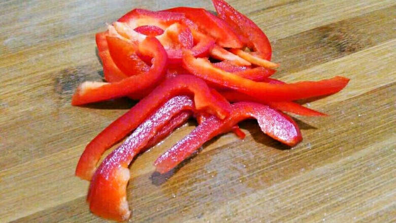 糖醋菜+糖醋莲白,如图切丝(配色用的)不喜欢炒出的菜颜色单一。