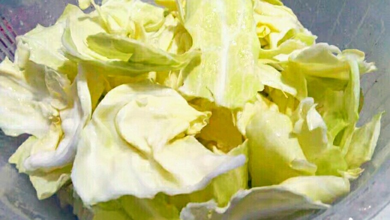 糖醋菜+糖醋莲白,泡好的莲白用清水再洗一遍,沥干水分备用。