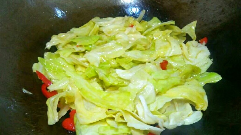 糖醋菜+糖醋莲白,将盐翻炒均匀后,炒到莲白快出水。