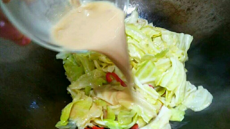 糖醋菜+糖醋莲白,糖醋汁再次搅拌后,倒入锅中勾芡。