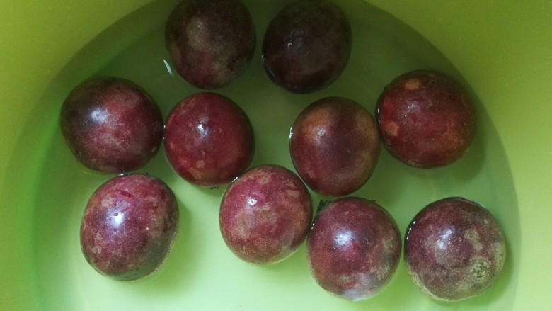 百香果皮糖,把百香果放入盆中,加入适量清水,适量盐浸泡20分钟左右。