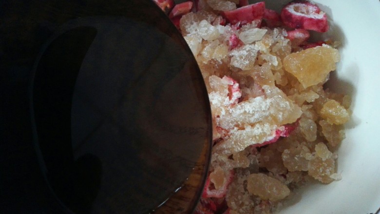百香果皮糖,加入敲碎的<a style='color:red;display:inline-block;' href='/shicai/ 866'>冰糖</a>,一碗清水。