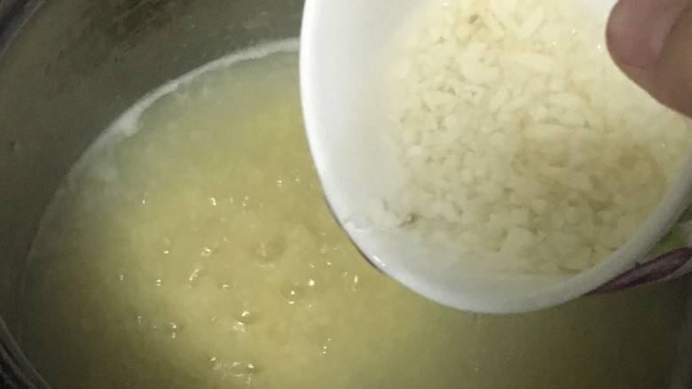 小米山药粥,加入山药继续煮15分钟。山药加进去后容易糊锅,要记得多搅拌。