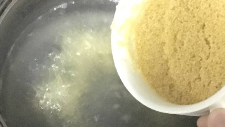 小米山药粥,锅里加适量水,烧开,倒入小米熬煮15分钟,期间要搅拌几下,免得粘锅。