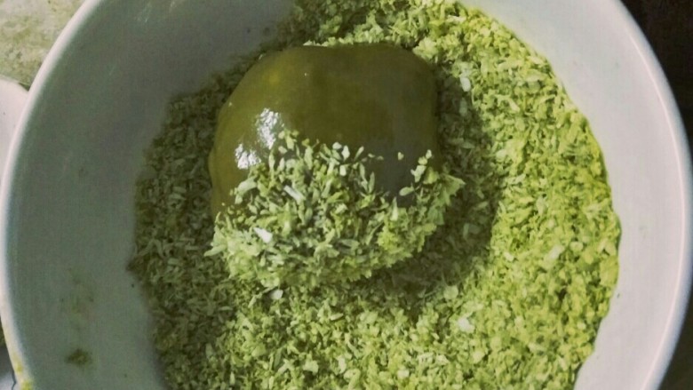 ♡抹茶糯米糍♡,包好后和椰丝混合,就大功告成了❤