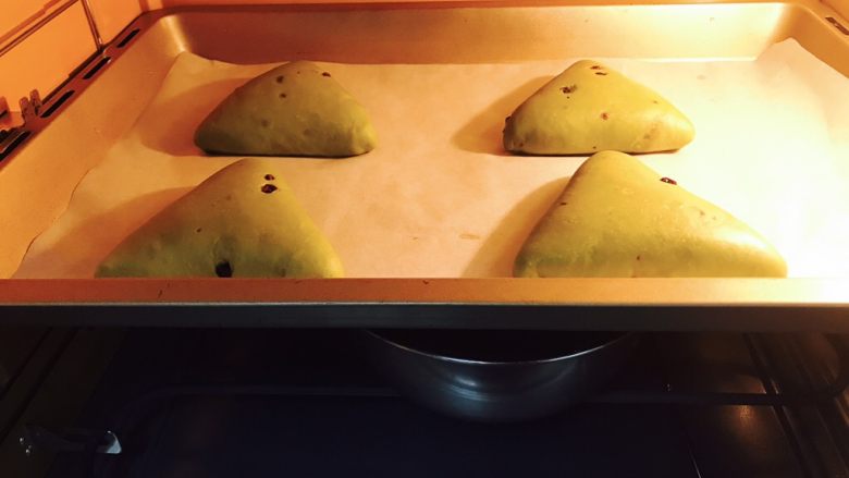 大麦苗蜜豆乳酪软欧包,放烤箱内选发酵功能,40度发酵1小时,烤箱里放一盆温水
