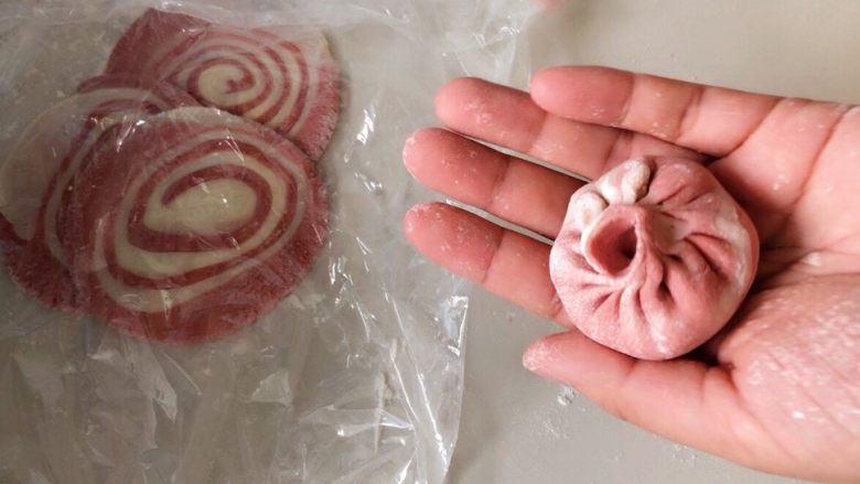 #最爱包子#粉红梦幻肉包,包好的,褶子够多吧。二次发酵会,中火蒸。