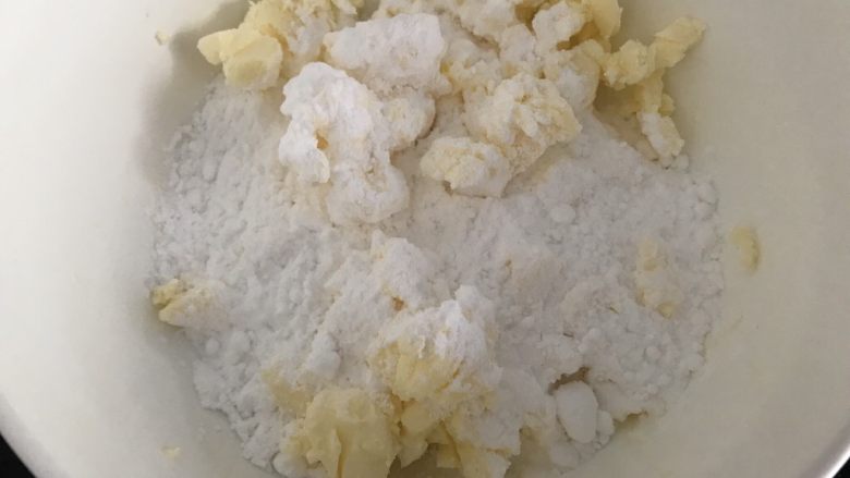 玛格丽特饼干(原味),黄油软化后加入糖粉,盐,打发至体积变大蓬松,有些泛白