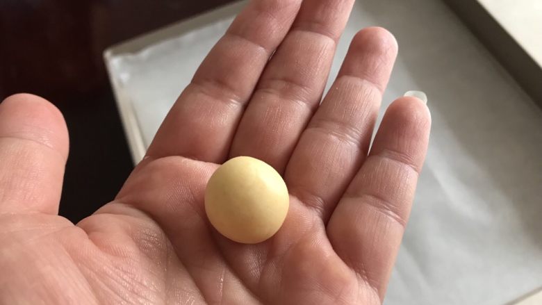 玛格丽特饼干(原味),冷藏过后,揪一小块搓成球,大小可以自己喜欢,不过有时间的话,建议还是小点的好看,大约6-7克,很可爱的