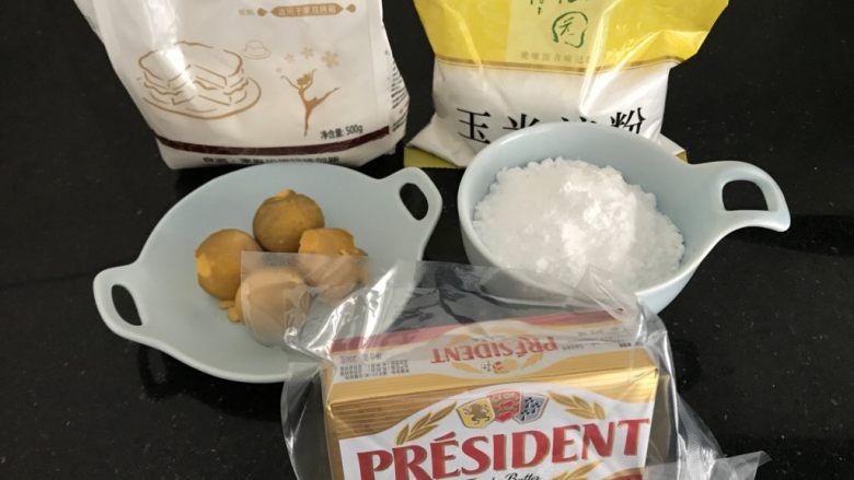 玛格丽特饼干（原味）,材料准备⬆️，鸡蛋4个煮熟去壳去蛋白，只要蛋黄！只要蛋黄！！
<a style='color:red;display:inline-block;' href='/shicai/ 887'>黄油</a>切小块室温软化备用！